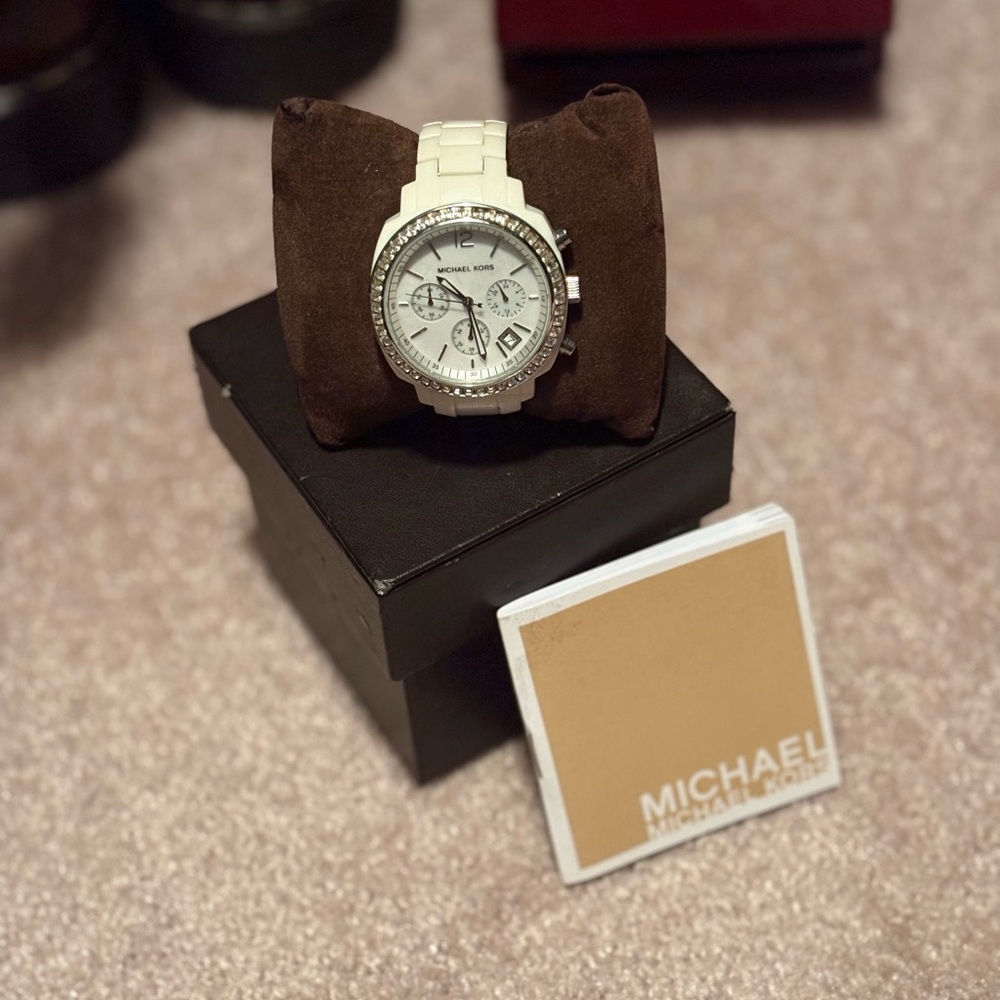 Ladies Michael Kors White watch with extra links, booklet & box!! MK-5079